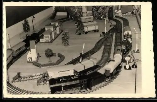 Foto-AK Modell-Eisenbahn auf Schienen, Spielzeug-Autos