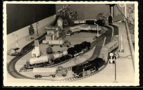 Foto-AK Modell-Eisenbahn auf Schienen, Spielzeug-Lastkraftwagen