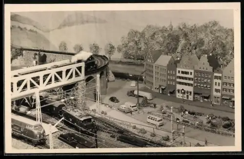Foto-AK Modell-Eisenbahnen mit Modell-Häusern und Autos