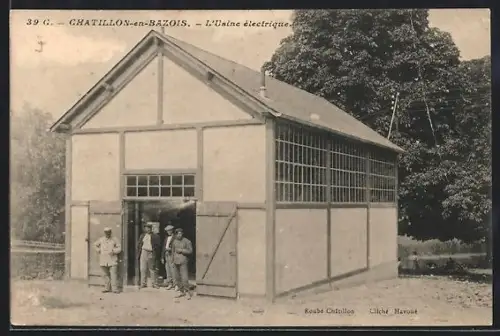 AK Châtillon-en-Bazois, L`Usine électrique avec ouvriers à l`entrée