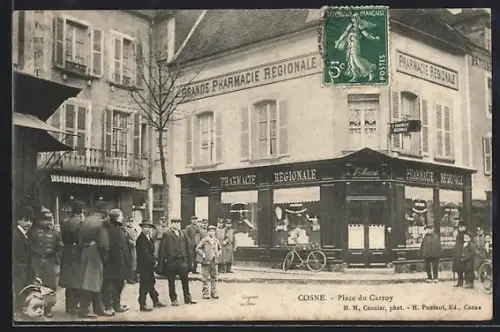 AK Cosne, Place du Carroy avec la Grande Pharmacie Régionale et des passants animés