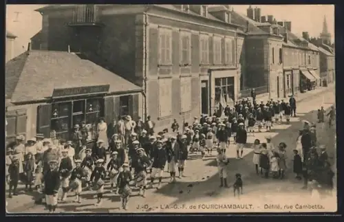 AK Fourchambault, Défilé, rue Gambetta
