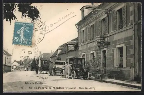 AK Saint-Pierre-le-Moutier /Nièvre, Rue de Livry avec voitures anciennes et passants