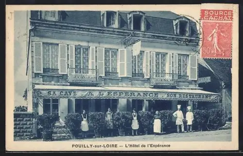 AK Pouilly-sur-Loire, L`Hôtel de l`Espérance avec personnel devant l`entrée