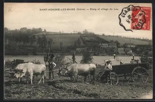AK Saint-Honoré-les-Bains /Nièvre, Étang et village du Leu avec boeufs et charrette dans les champs