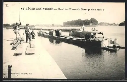 AK St-Léger-des-Vignes, Canal du Nivernais, Passage d`un bateau