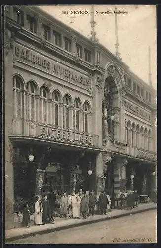 AK Nevers, Nouvelles Galeries et passants devant le grand magasin