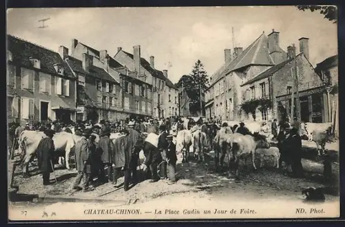 AK Château-Chinon, La Place Gudin un jour de foire
