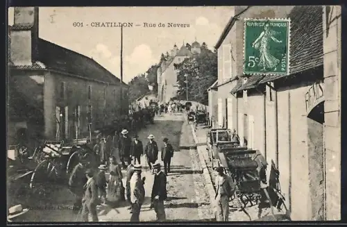 AK Châtillon, Rue de Nevers avec des habitants et des charrettes