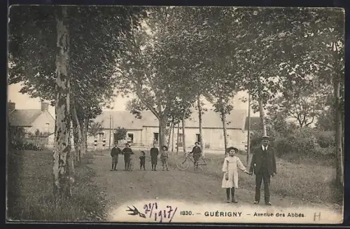 AK Guérigny, Avenue des Abbés avec enfants et cycliste sous les arbres