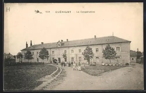 AK Guérigny, La Coopérative avec groupe de personnes devant le bâtiment