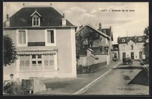 AK Luzy, Avenue de la Gare avec café et charrette à cheval
