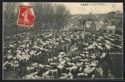 AK Luzy, La Foire avec des troupeaux et foule sur la place principale