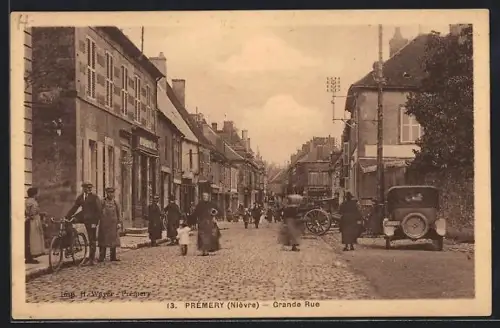 AK Prémery /Nièvre, Grande Rue animée avec passants et véhicules