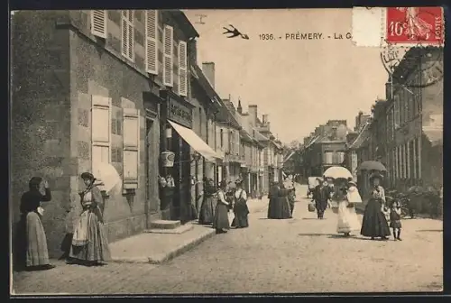 AK Prémery, La Grande Rue animée avec passants et commerces