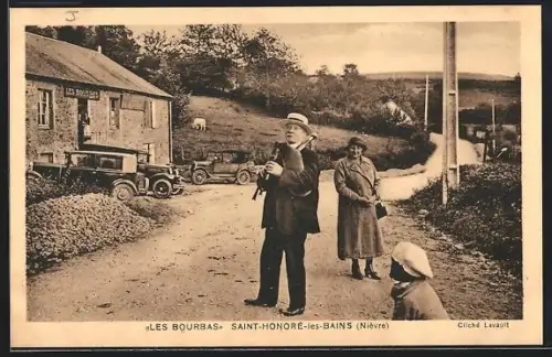 AK Saint-Honoré-les-Bains /Nièvre, Les Bourbas scène rurale avec voitures et habitants