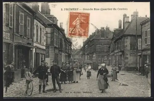 AK Prémery, Grande Rue, Quartier du Centre, animée avec passants et bâtiments historiques