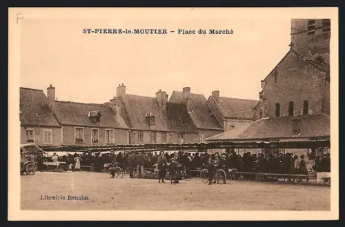 AK St-Pierre-le-Moutier, Place du Marché animée avec stands et foule