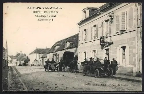AK Saint-Pierre-le-Moutier, Hôtel Clouard avec voitures et calèches devant l`entrée