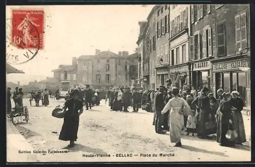 AK Bellac /Haute-Vienne, Place du Marché animée avec foule et bâtiments adjacents