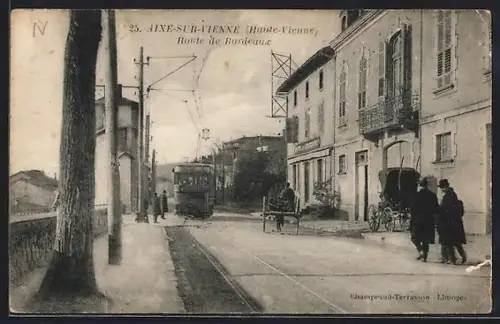 AK Aixe-sur-Vienne /Haute-Vienne, Route de Bordeaux avec tramway et scène de rue animée, Strassenbahn