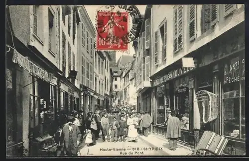 AK St-Yrieix /Haute-Vienne, Rue du Pont animée avec passants et boutiques