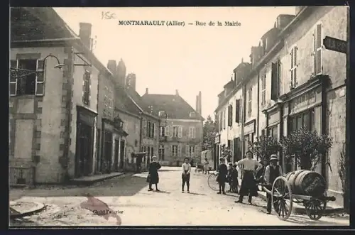 AK Montmarault /Allier, Rue de la Mairie animée avec habitants et charrette