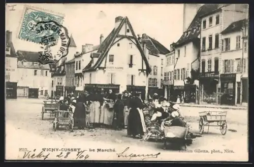 AK Vichy-Cusset, Le Marché animé avec des habitants et des chariots sur la place principale