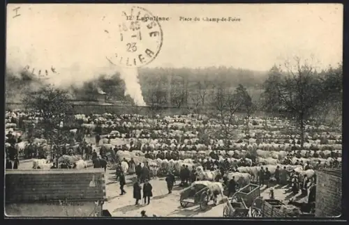 AK Lapalisse, Place du Champ-de-Foire avec foule et bétail