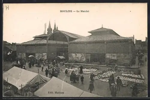 AK Moulins, Le Marché animé avec stands et foule de passants
