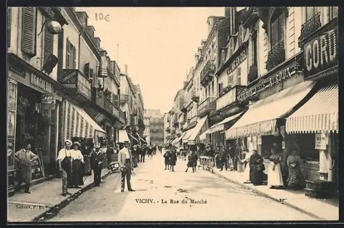 AK Vichy, La Rue du Marché animée par des passants et des boutiques