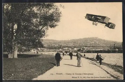 AK Vichy, Champ de Courses d`Aéroplanes avec avion en vol et promeneurs sur le chemin