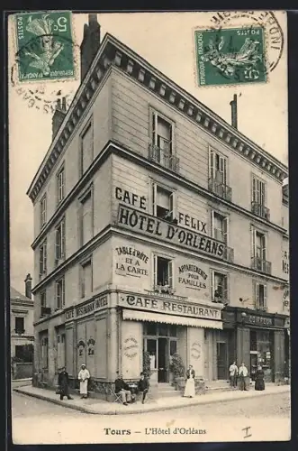 AK Tours, L`Hôtel d`Orléans et Café Felix au coin de la rue animée