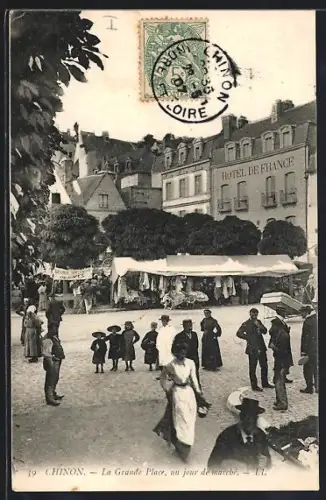 AK Chinon, La Grande Place, un jour de marché