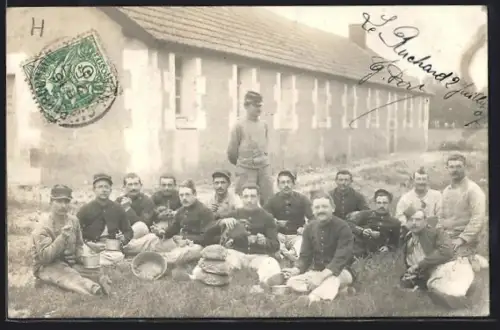 AK Villaines-les-Rochers, Groupe de soldats posant devant un bâtiment du camp militaire