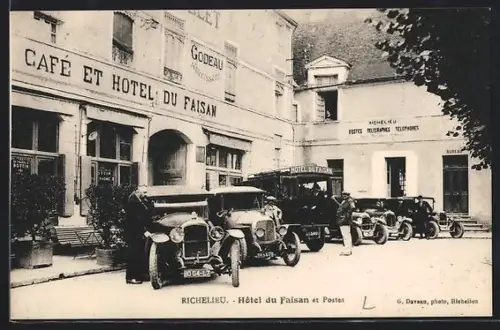 AK Richelieu, Hôtel du Faisan et Postes avec voitures anciennes devant