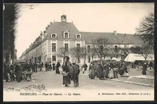 AK Richelieu, Place du Marché et La Mairie animées avec foule et étals