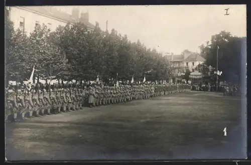 AK Tours, Défilé militaire sur la place bordée d`arbres