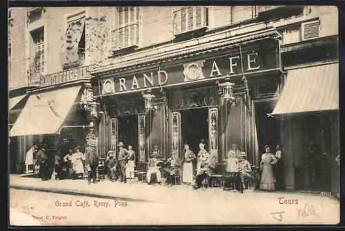 AK Tours, Grand Café avec clients assis en terrasse