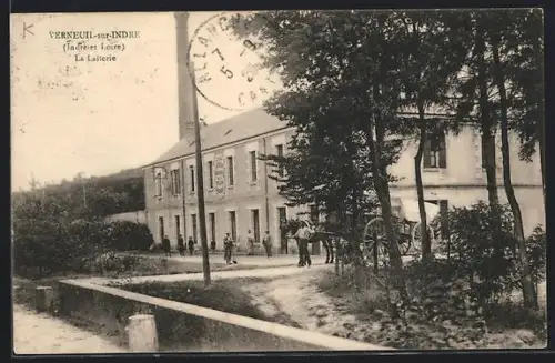 AK Verneuil-sur-Indre /Indre-et-Loire, La Laiterie et scène rurale avec charrette