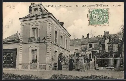 AK Vouvray /Indre-et-Loire, Rue Gambetta et cité Bodel, scène de rue animée avec bâtiments historiques