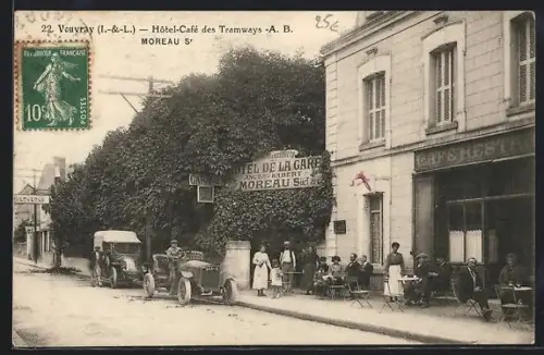 AK Vouvray /I.-&-L., Hôtel-Café des Tramways avec voitures et clients assis en terrasse