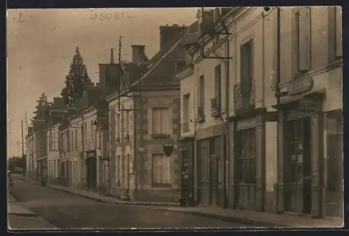AK Ligueil, Rue bordée de maisons traditionnelles et commerces