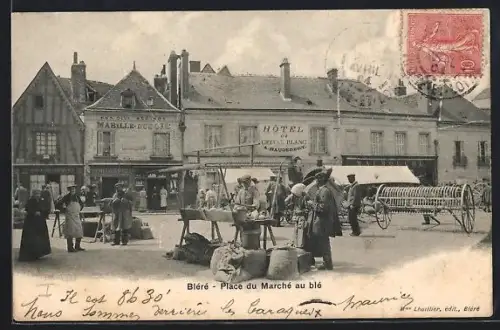 AK Bléré, Place du Marché au blé avec des étals et passants animés