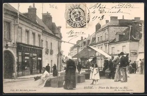 AK Bléré, Place du Marché au Blé avec des habitants et étals sous un auvent