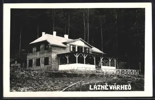 AK Lázne Várhed, Holzhaus am Wald
