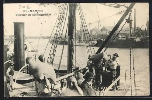 AK Nantes, Steamer en déchargement