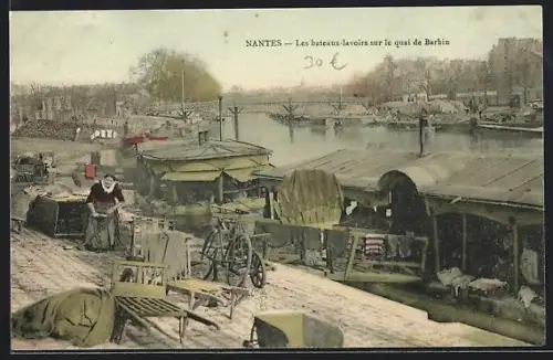 AK Nantes, Les bateaux-lavoirs sur le quai de Barbin