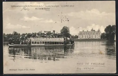 AK Promenade Annuelle du Personnel de la Société Saupiquet, 1904, En vue de Gachet, Schiff voller Fahrgäste