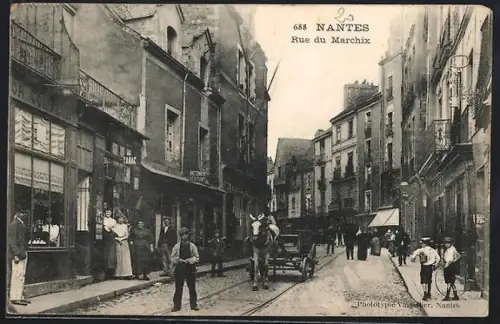 AK Nantes, Rue du Marchix avec passants et charrette